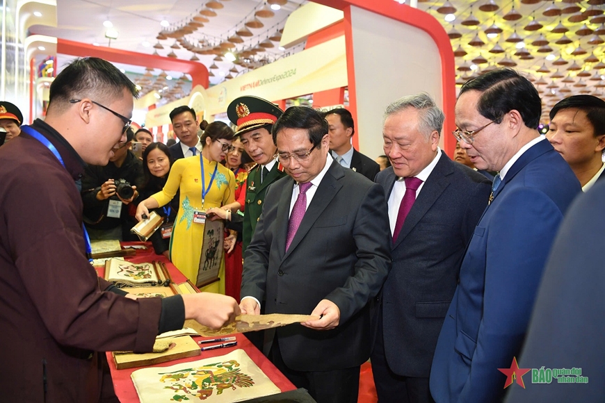 Thủ tướng Phạm Minh Chính tham quan các gian hàng của Triển lãm Quốc phòng quốc tế Việt Nam 2024