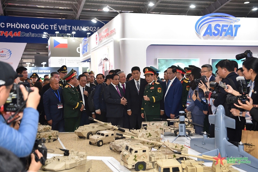 Thủ tướng Phạm Minh Chính tham quan các gian hàng của Triển lãm Quốc phòng quốc tế Việt Nam 2024
