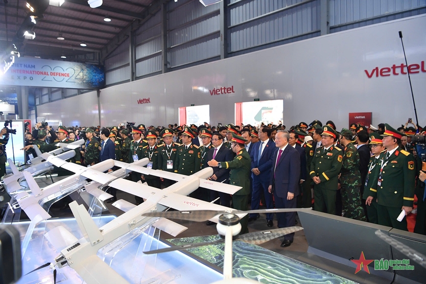 Thủ tướng Phạm Minh Chính tham quan các gian hàng của Triển lãm Quốc phòng quốc tế Việt Nam 2024