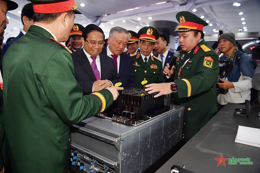 Thủ tướng Phạm Minh Chính tham quan các gian hàng của Triển lãm Quốc phòng quốc tế Việt Nam 2024