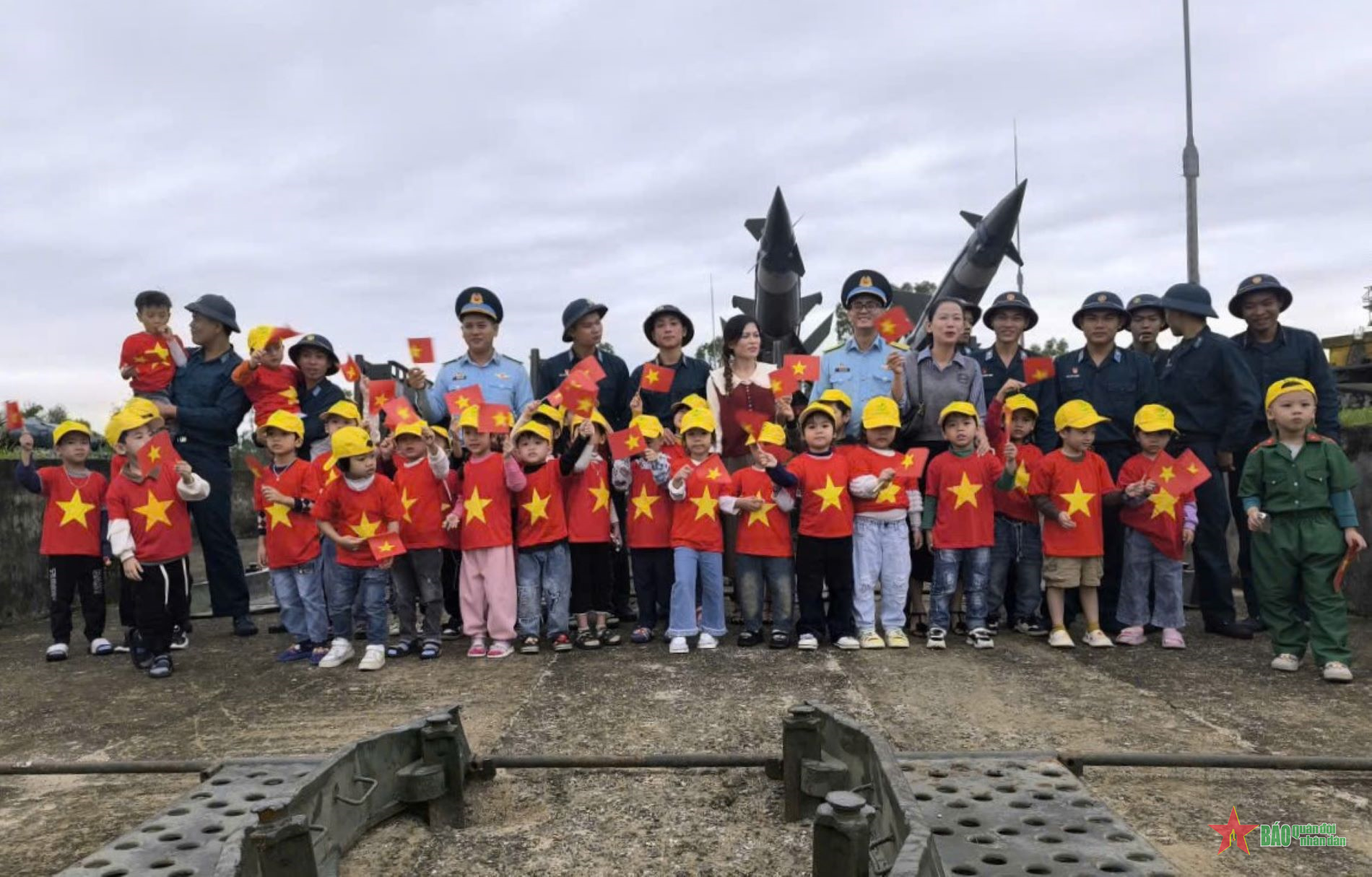 Trung đoàn Tên lửa 282 tổ chức nhiều hoạt động ý nghĩa chào mừng ngày 22-12