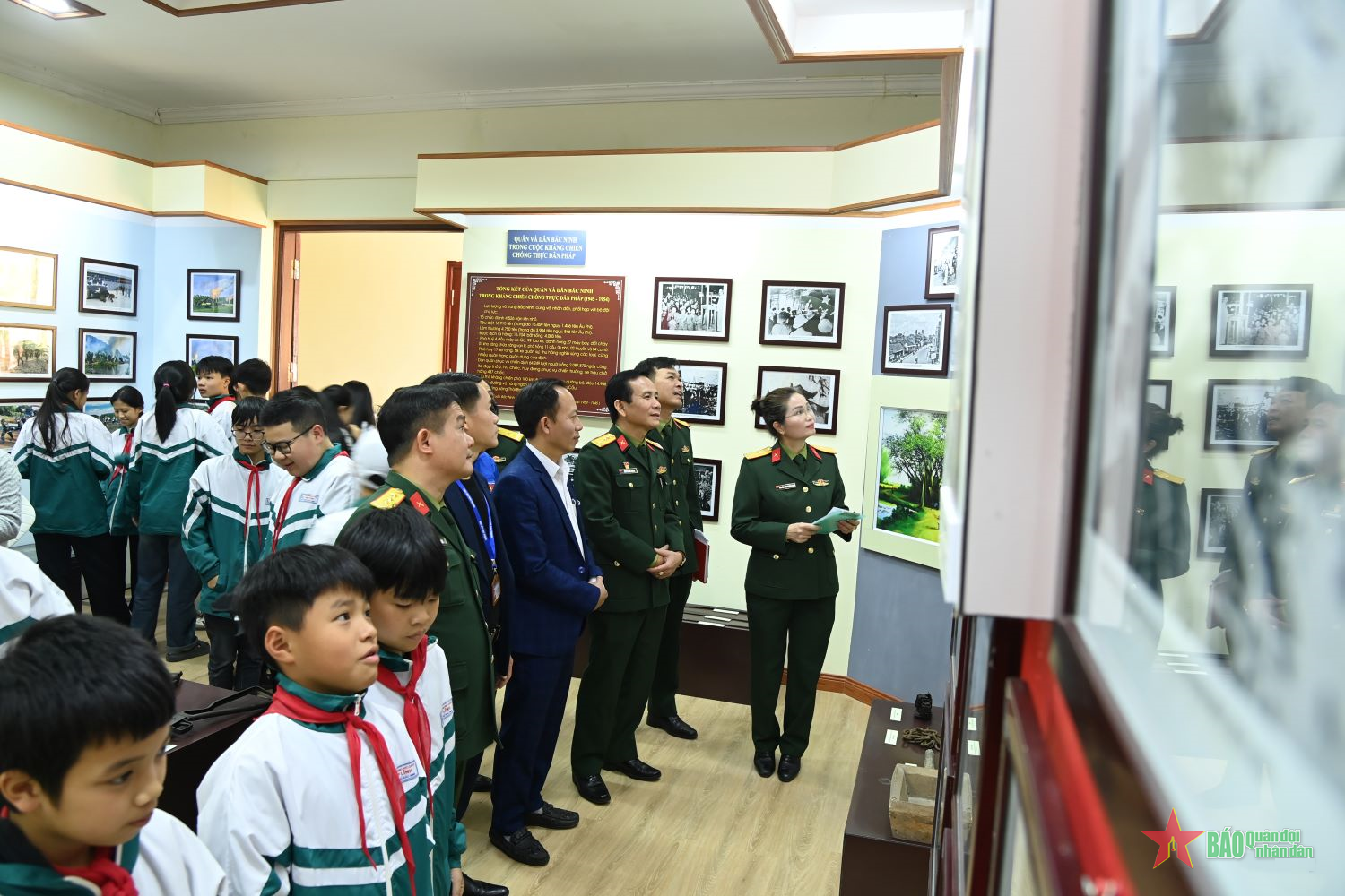 Bộ CHQS tỉnh Bắc Ninh đón học sinh đến tham quan, học tập truyền thống