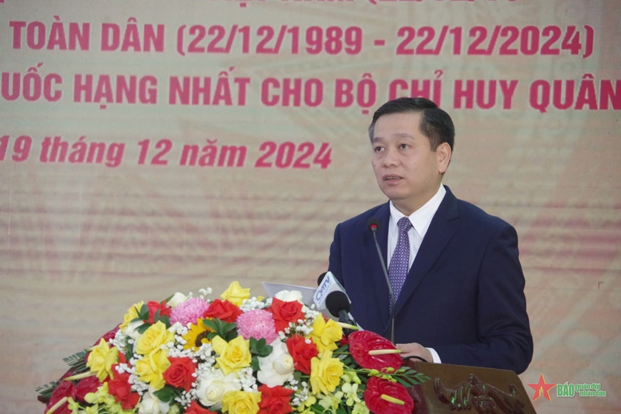 Trao Huân chương Bảo vệ Tổ quốc hạng Nhất tặng Bộ CHQS tỉnh Quảng Trị