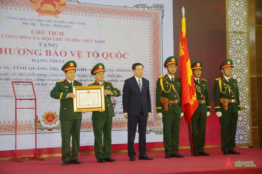 Trao Huân chương Bảo vệ Tổ quốc hạng Nhất tặng Bộ CHQS tỉnh Quảng Trị