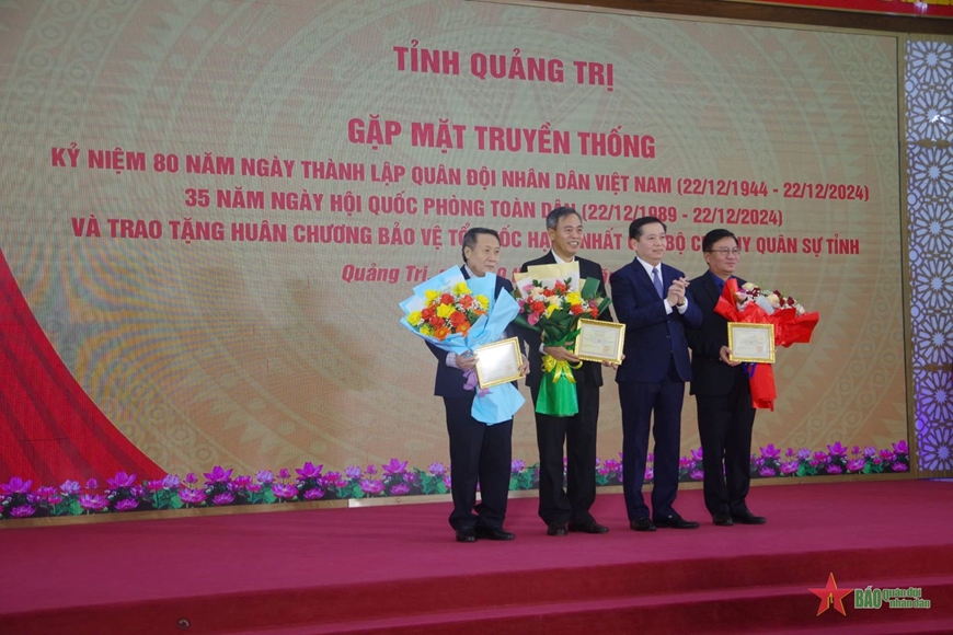 Trao Huân chương Bảo vệ Tổ quốc hạng Nhất tặng Bộ CHQS tỉnh Quảng Trị