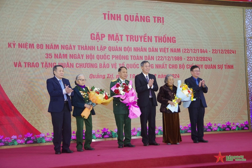 Trao Huân chương Bảo vệ Tổ quốc hạng Nhất tặng Bộ CHQS tỉnh Quảng Trị