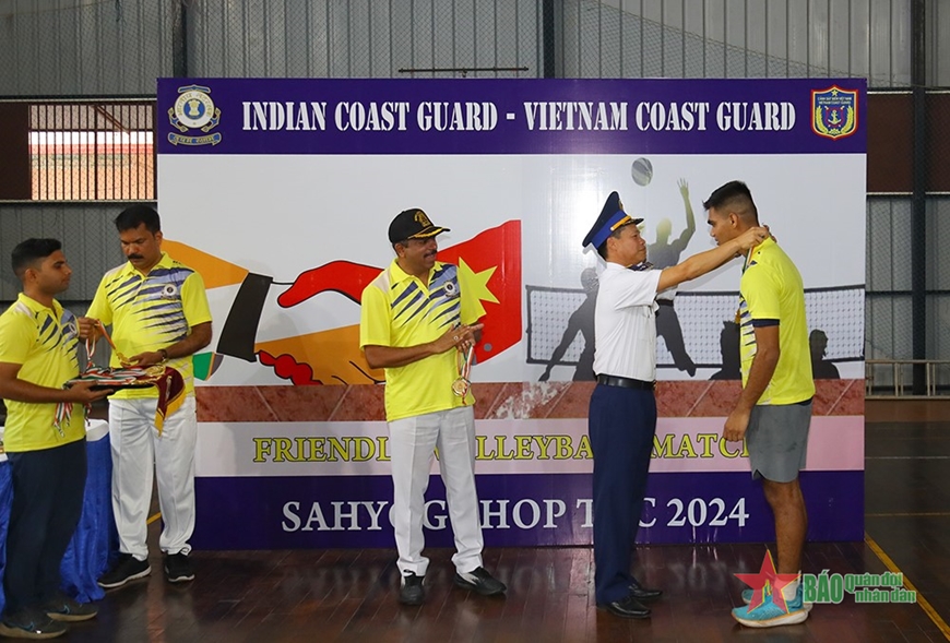 Đoàn công tác Cảnh sát biển Việt Nam chào xã giao Tư lệnh bờ Tây Lực lượng Bảo vệ bờ biển Ấn Độ