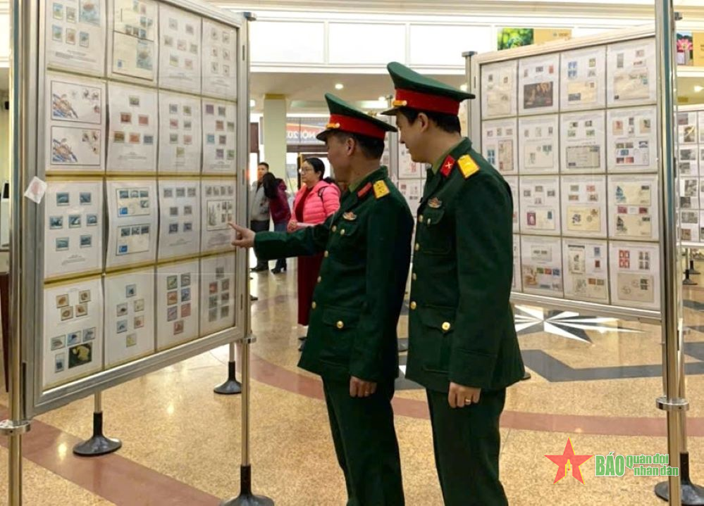 Hà Nội: Trưng bày tem bưu chính với chủ đề về Quân đội nhân dân Việt Nam