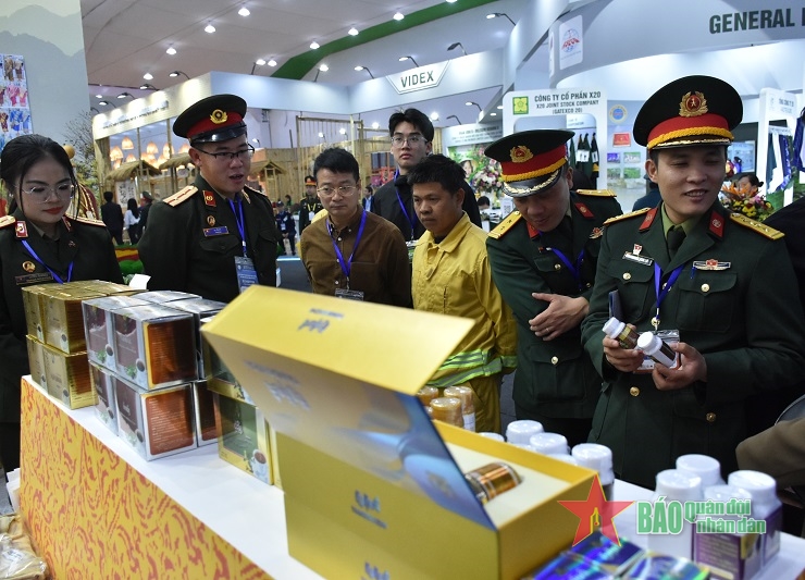 Gian trưng bày của Lào gây ấn tượng tại Triển lãm Quốc phòng quốc tế Việt Nam 2024
