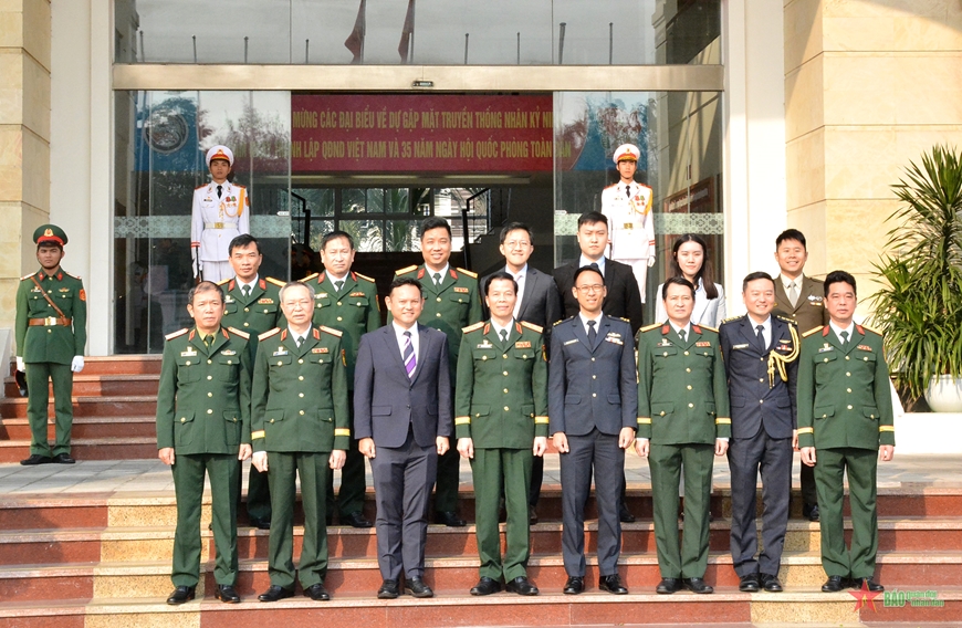 Quốc vụ khanh cấp cao Bộ Quốc phòng Singapore thăm VINASARCOM