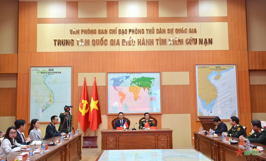 Quốc vụ khanh cấp cao Bộ Quốc phòng Singapore thăm VINASARCOM