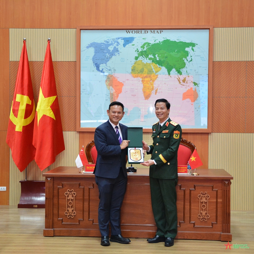 Quốc vụ khanh cấp cao Bộ Quốc phòng Singapore thăm VINASARCOM