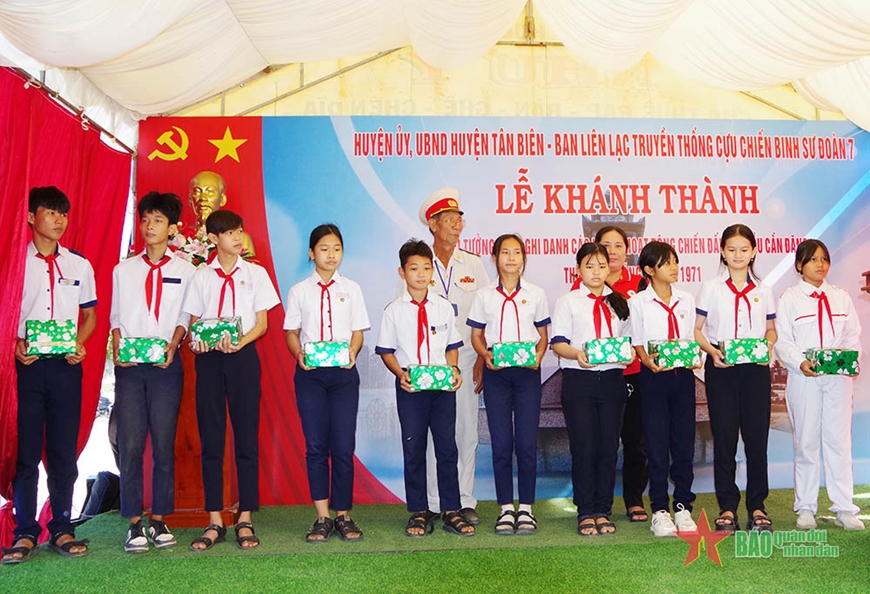 Khánh thành Đài tưởng niệm ghi danh các anh hùng hy sinh tại cầu Cần Đăng