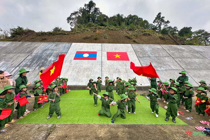 Bộ đội Biên phòng Thừa Thiên Huế trao hỗ trợ cho Đại đội Bảo vệ biên giới 514
