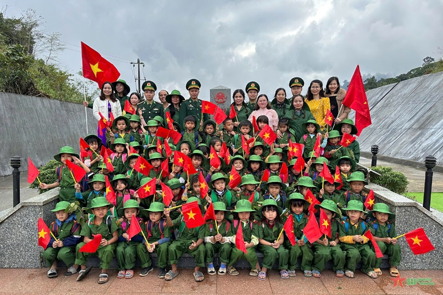 Bộ đội Biên phòng Thừa Thiên Huế trao hỗ trợ cho Đại đội Bảo vệ biên giới 514