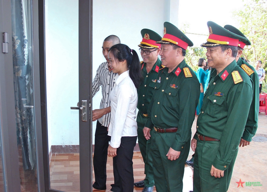 Công ty 74 (Binh đoàn 15) trao nhà tình nghĩa tặng công nhân, người lao động