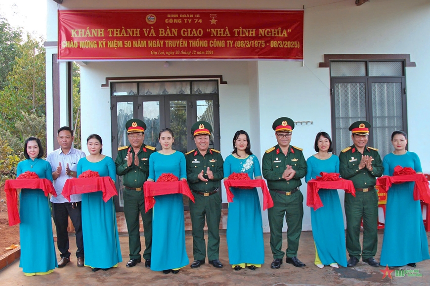 Công ty 74 (Binh đoàn 15) trao nhà tình nghĩa tặng công nhân, người lao động