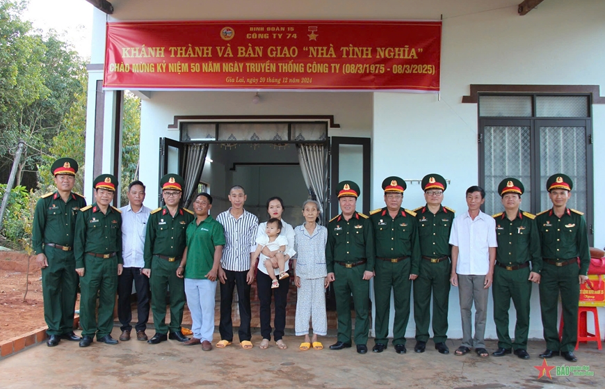 Công ty 74 (Binh đoàn 15) trao nhà tình nghĩa tặng công nhân, người lao động