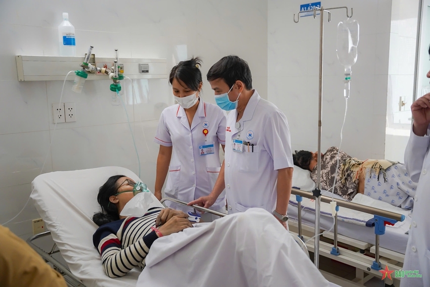 Cấp cứu và điều trị nạn nhân của vụ cháy tại quận Tân Bình