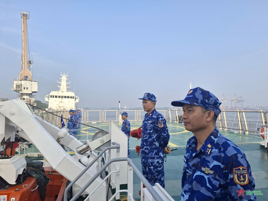 Tàu CSB 8005 rời cảng thành phố Kochi
