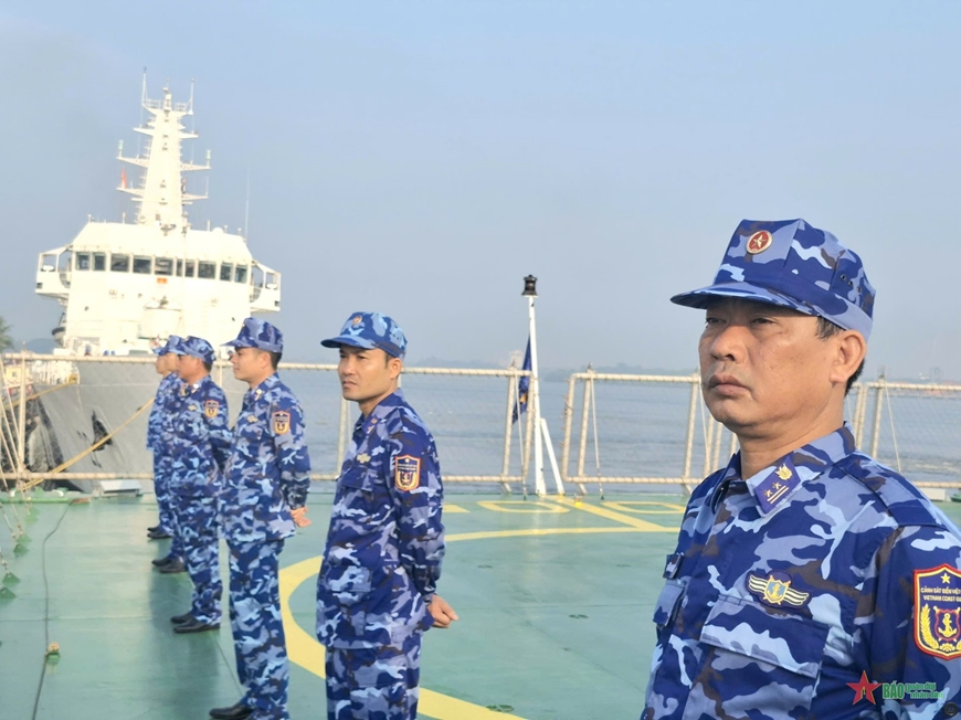 Tàu CSB 8005 rời cảng thành phố Kochi