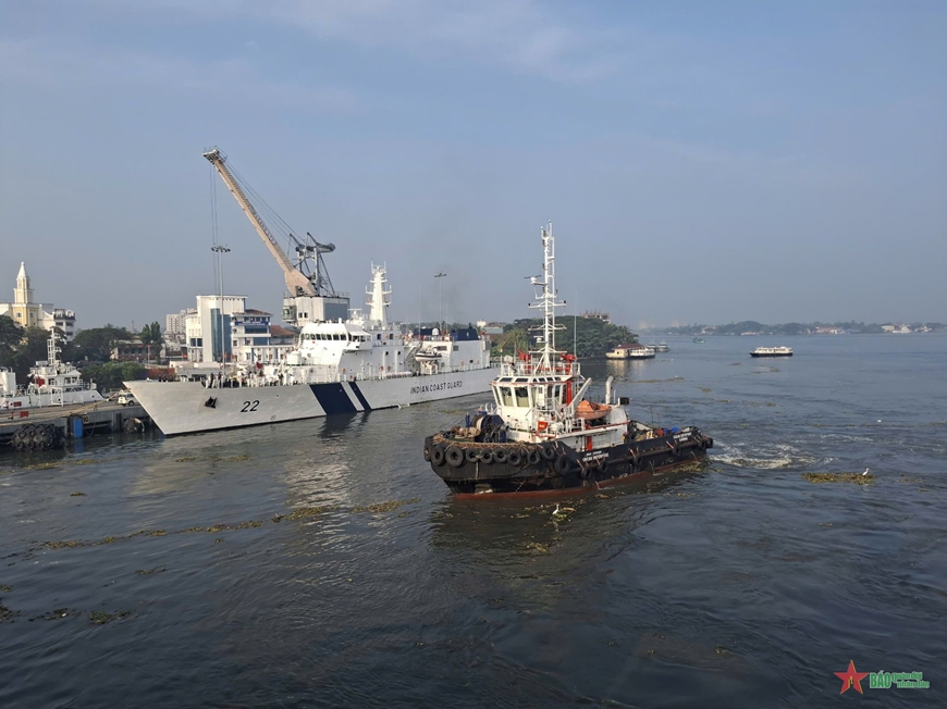 Tàu CSB 8005 rời cảng thành phố Kochi