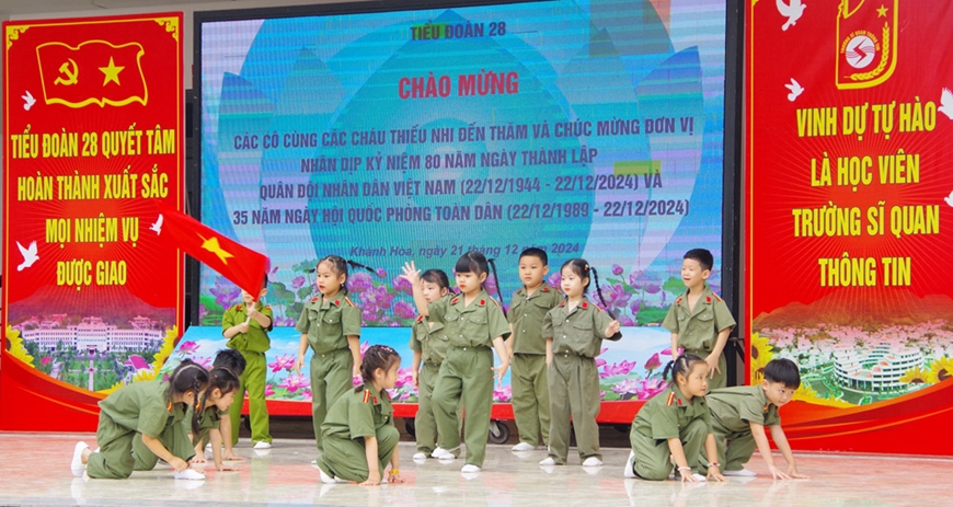 Gần 4.000 học sinh tham quan Trường Sĩ quan Thông tin