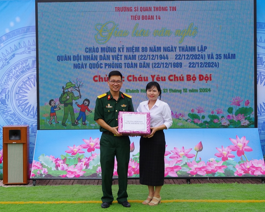Gần 4.000 học sinh tham quan Trường Sĩ quan Thông tin
