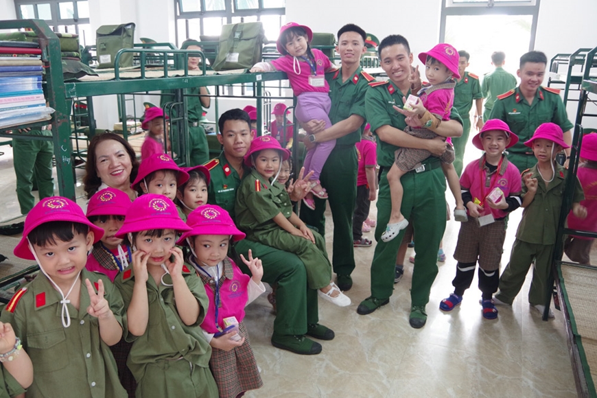 Gần 4.000 học sinh tham quan Trường Sĩ quan Thông tin