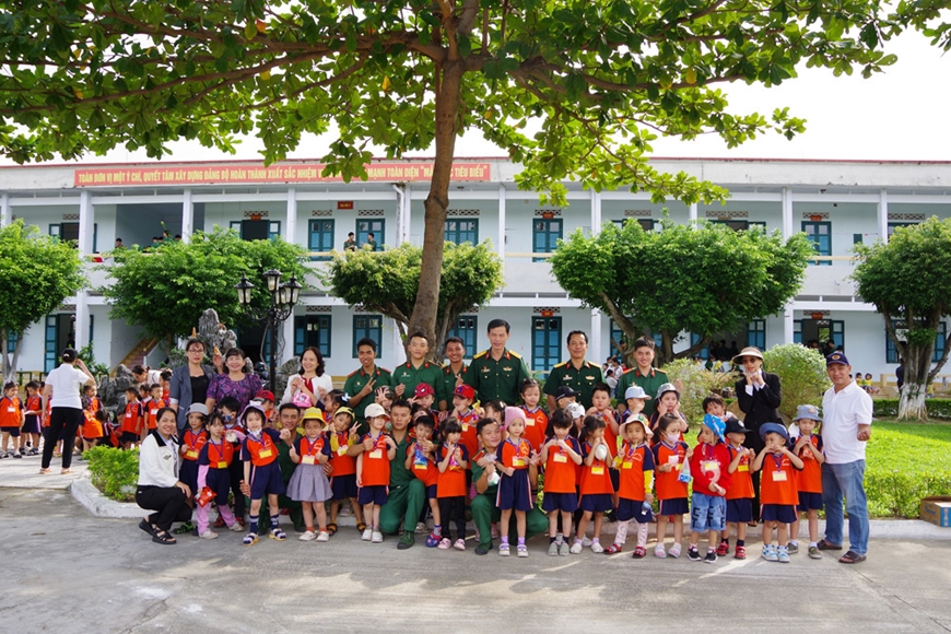 Gần 4.000 học sinh tham quan Trường Sĩ quan Thông tin