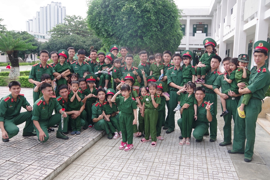 Gần 4.000 học sinh tham quan Trường Sĩ quan Thông tin