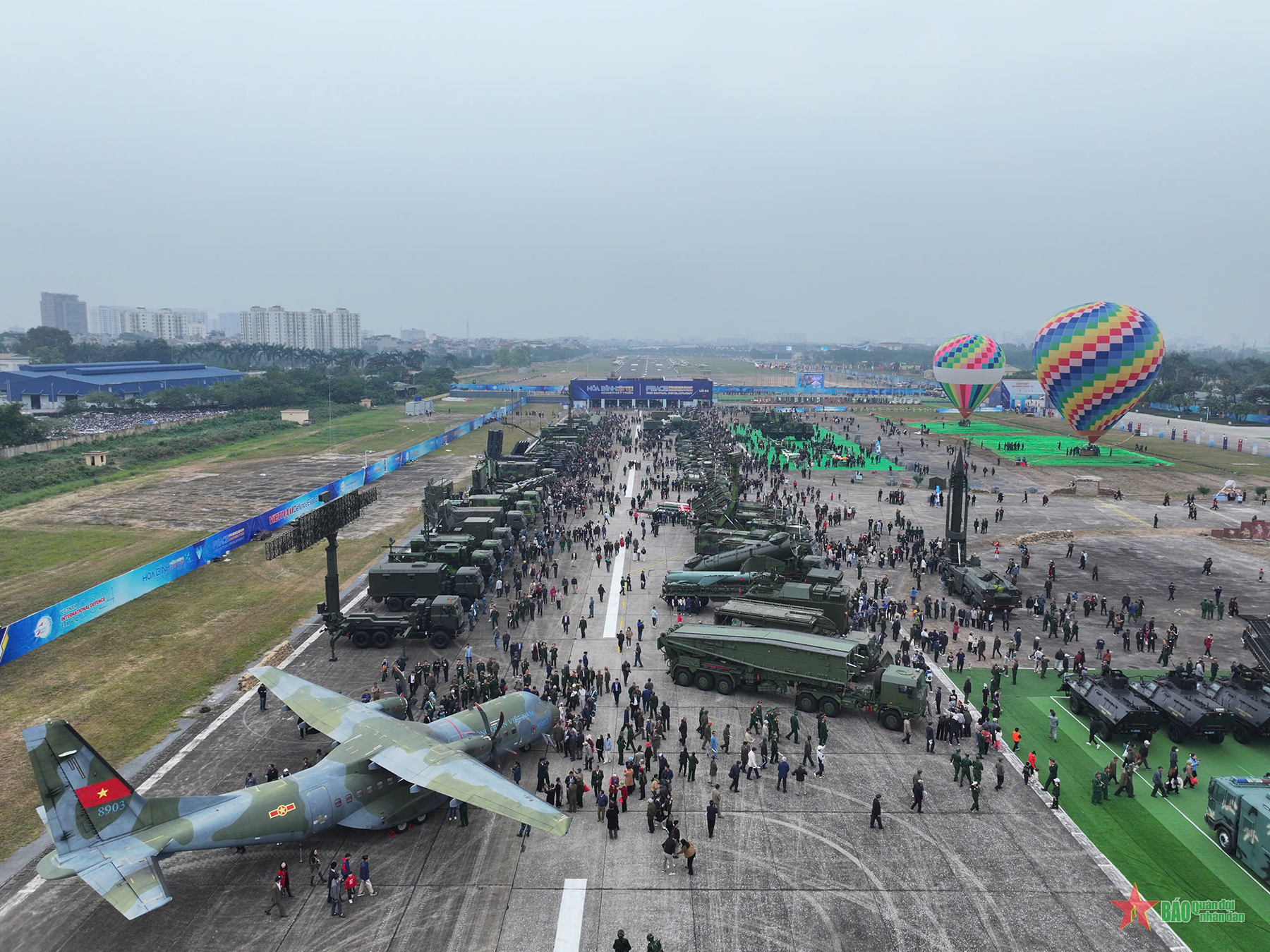 Người dân xếp hàng vào xem tại Triển lãm Quốc phòng quốc tế Việt Nam