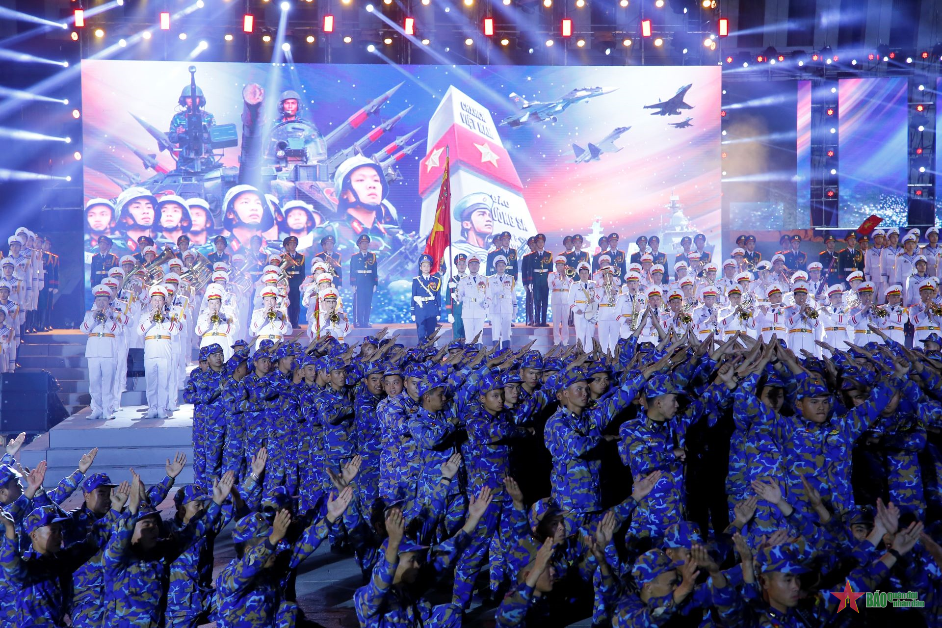 Gần 3.000 diễn viên, bộ đội biểu diễn trong chương trình 