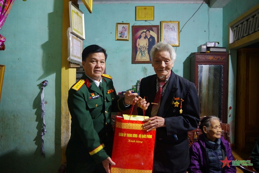 Bộ CHQS tỉnh Quảng Trị thăm, tặng quà các đối tượng chính sách