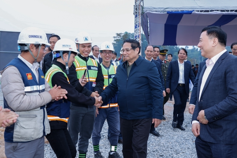 Thủ tướng Phạm Minh Chính dự lễ khởi công, khảo sát các dự án hạ tầng tại Lào Cai