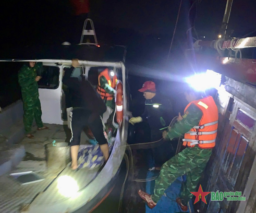 Bộ đội Biên phòng Nghệ An ứng cứu ngư dân gặp nạn trên biển