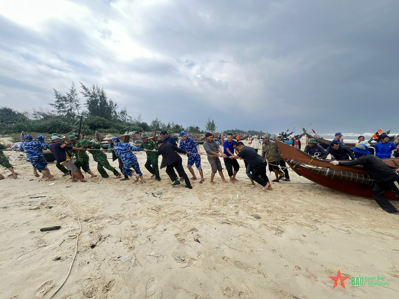 Hải đội 202 (Vùng Cảnh sát biển 2) phối hợp cứu hộ ngư dân gặp nạn trên biển