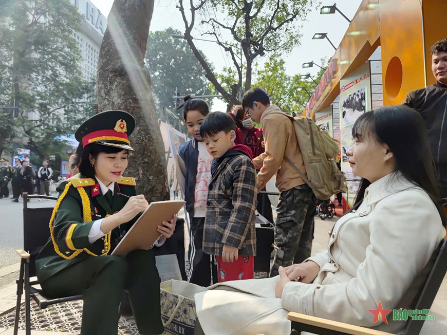 Người dân thích thú xem Triển lãm 80 năm văn hóa, văn nghệ Quân đội nhân dân Việt Nam