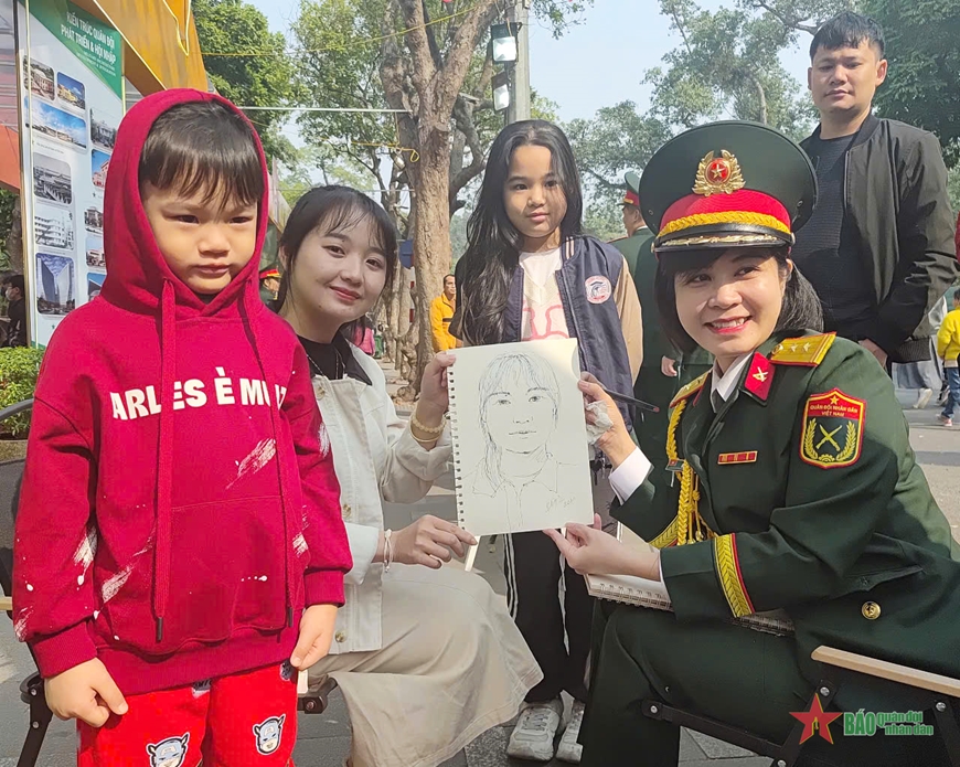 Người dân thích thú xem Triển lãm 80 năm văn hóa, văn nghệ Quân đội nhân dân Việt Nam