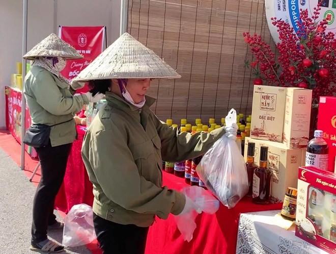 Phát 2.500 phiếu mua hàng tặng đoàn viên công đoàn, người lao động tỉnh Nam Định