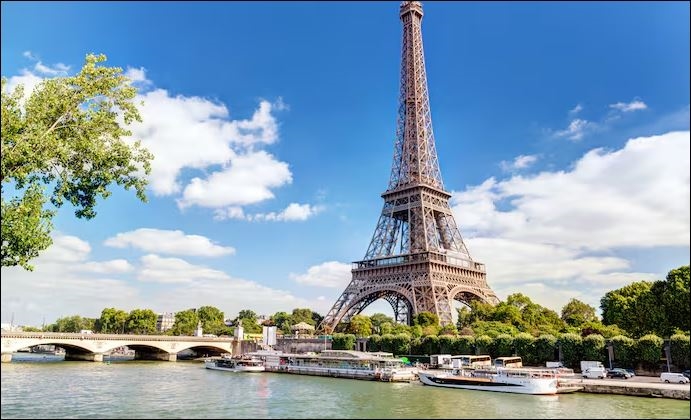 Pháp: Tháp Eiffel sơ tán sau sự cố chập điện trên ray điện thang máy