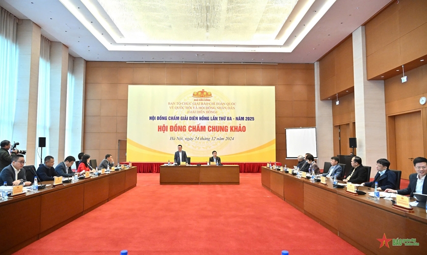 Hội đồng chấm Chung khảo Giải Diên Hồng lần thứ ba lựa chọn các tác phẩm xuất sắc