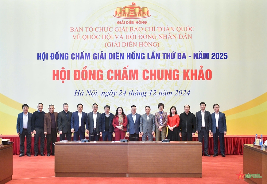 Hội đồng chấm Chung khảo Giải Diên Hồng lần thứ ba lựa chọn các tác phẩm xuất sắc