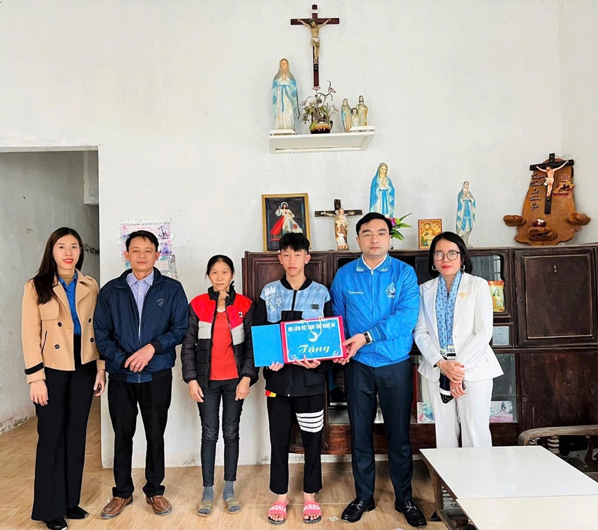 Giáng sinh ấm lòng từ những trái tim trẻ