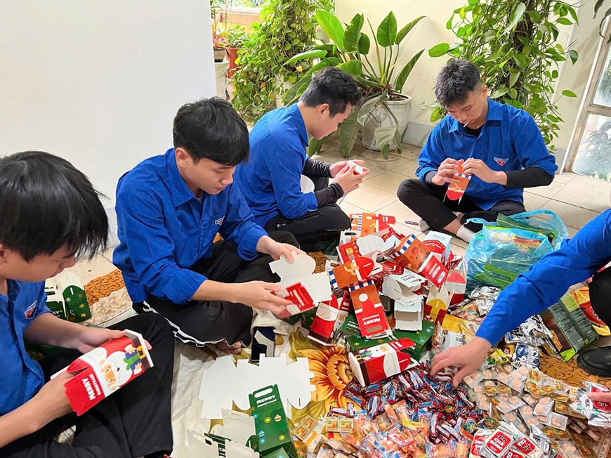 Giáng sinh ấm lòng từ những trái tim trẻ