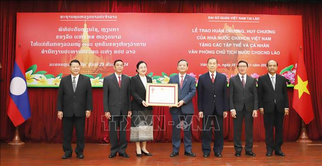 Việt Nam trao Huân chương, Huy chương tặng các tập thể, cá nhân của Văn phòng Chủ tịch nước Lào

