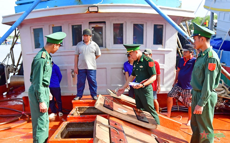 Hải đoàn Biên phòng 18 bắt giữ tàu chở hàng hóa trái phép