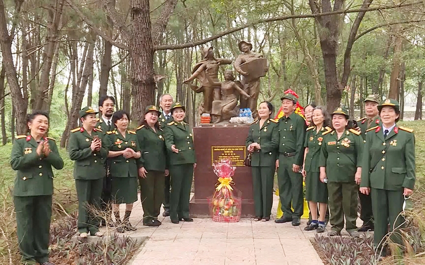 Tượng đài “Những nghệ sĩ mặc áo lính trên tuyến lửa”