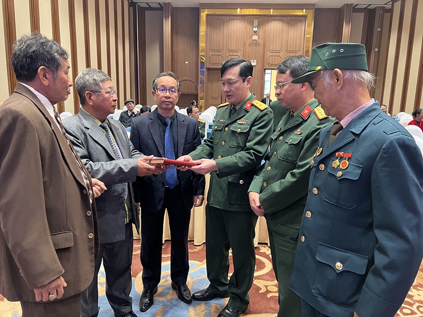Nâng niu kỷ vật, xoa dịp nỗi đau