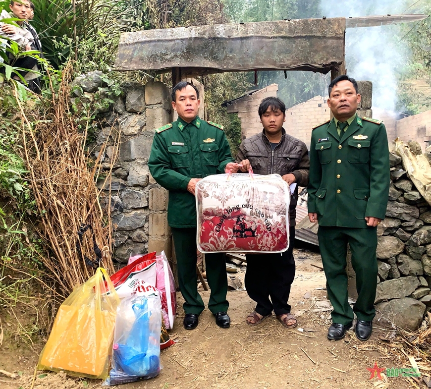 Bộ đội Biên phòng tỉnh Hà Giang hỗ trợ người dân bị hỏa hoạn